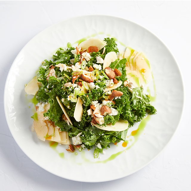 Σαλάτα Κειλ με Μήλο και Φρυγανισμένο Αμύγδαλο